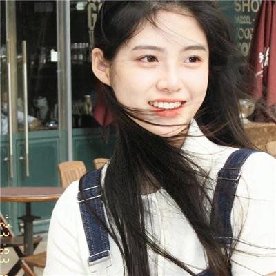 草莓月亮海报